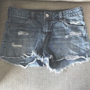 H&M women’s distressed short jean shorts size 6